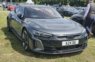 ​Санта меняет девятерых оленей на 450 «лошадей» Audi RS 5 (видео)