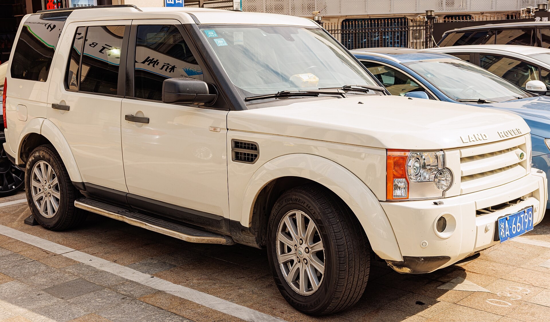 ​В России доступны к заказу два новых специздания Land Rover Discovery 